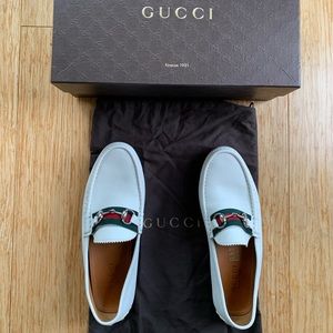 Gucci size 8 white leather driver slippers.